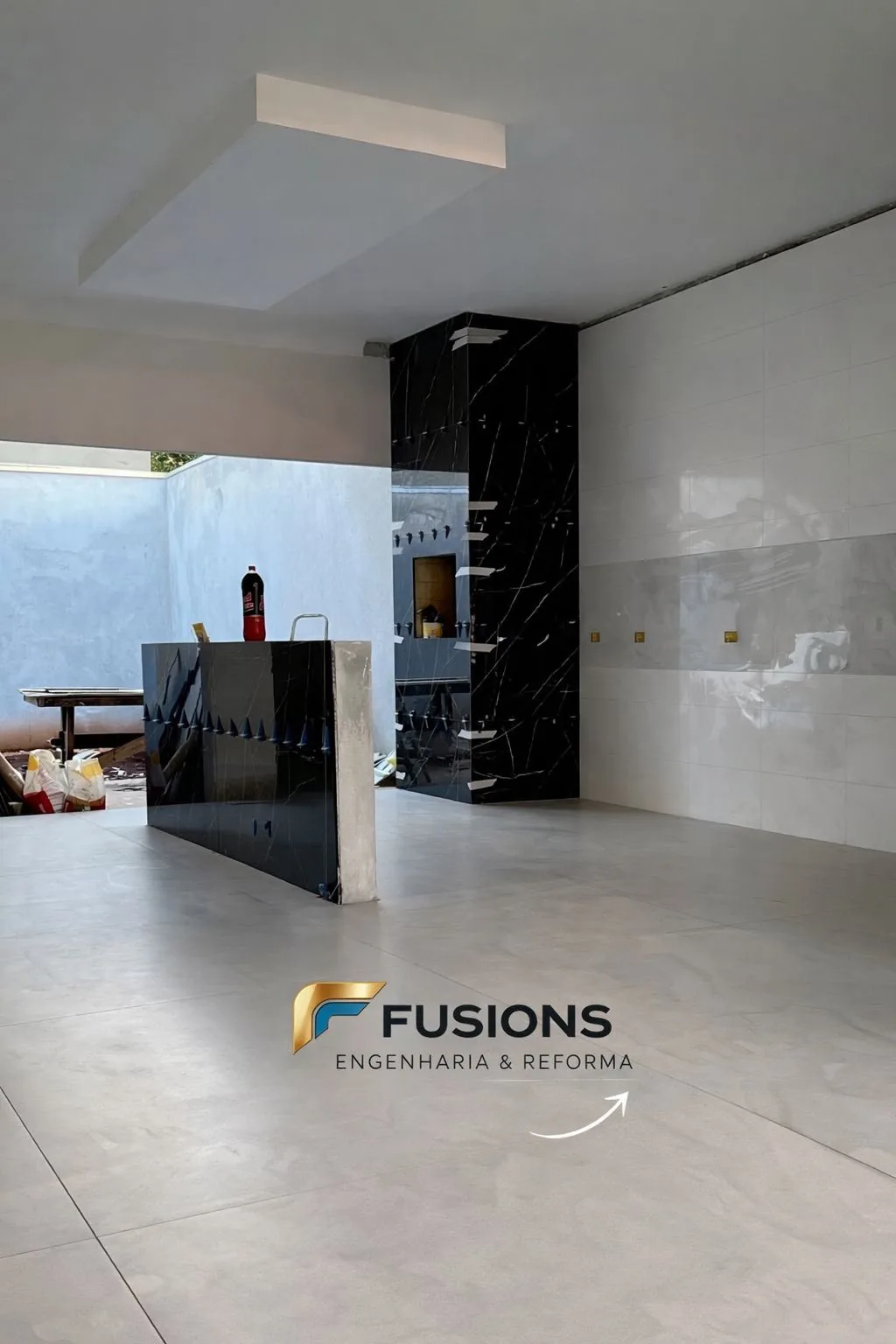 Sala de obra residencial finalizada com revestimento de mármore em São Paulo