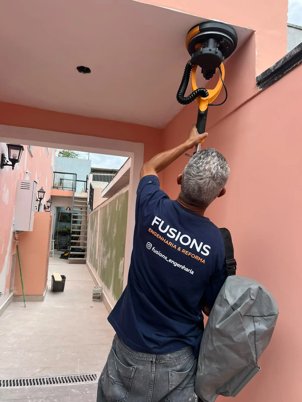 Lixamento de parede externa antes da pintura em obra em São Paulo