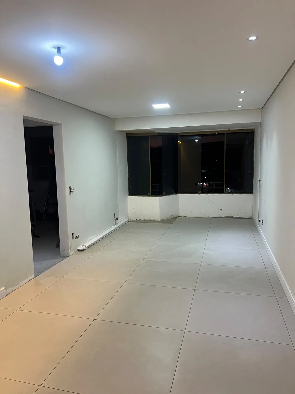 Depois: apartamento reformado com porcelanato e iluminação nova em São Paulo