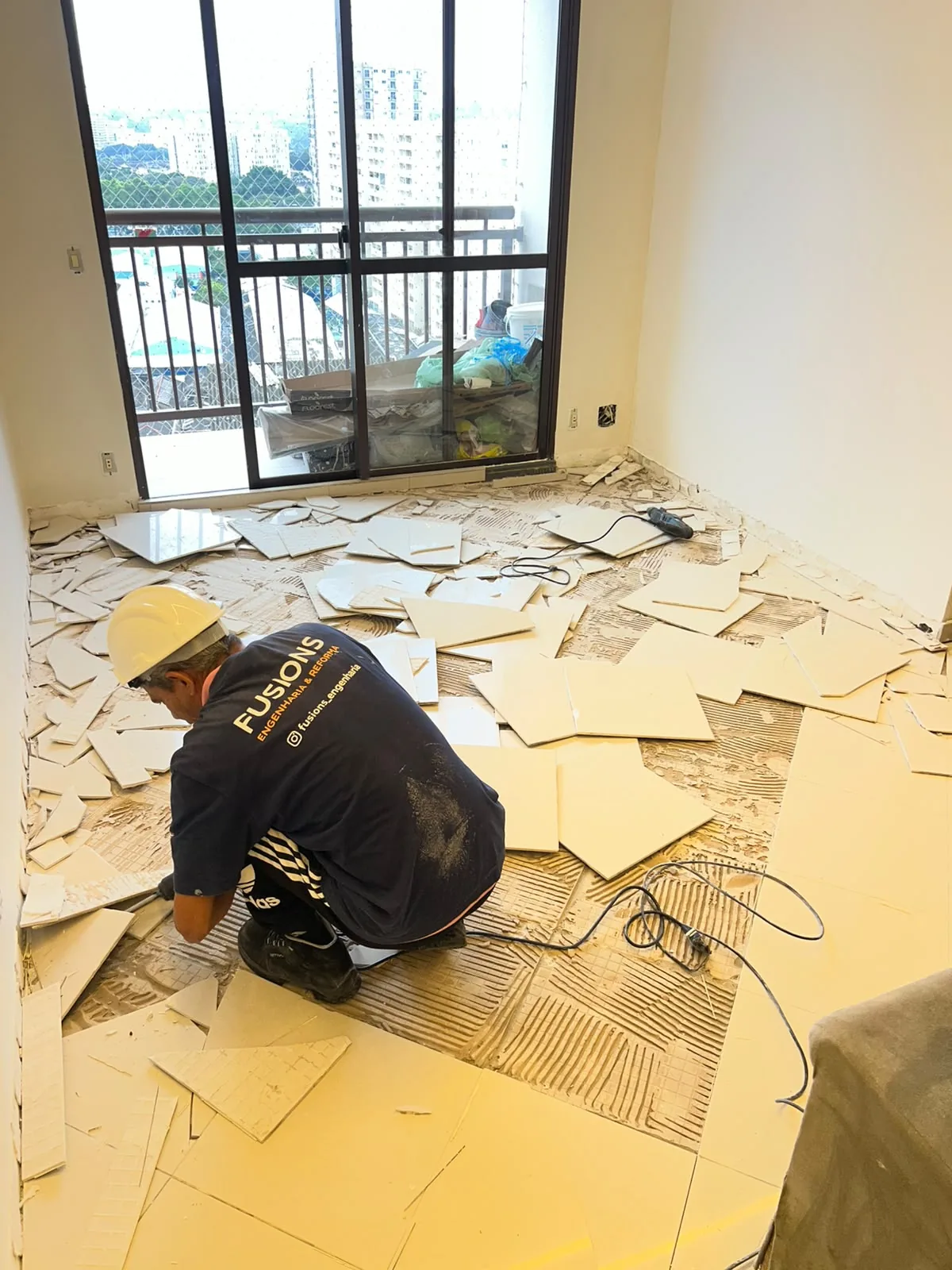 Durante: remoção do piso antigo em reforma de apartamento em São Paulo